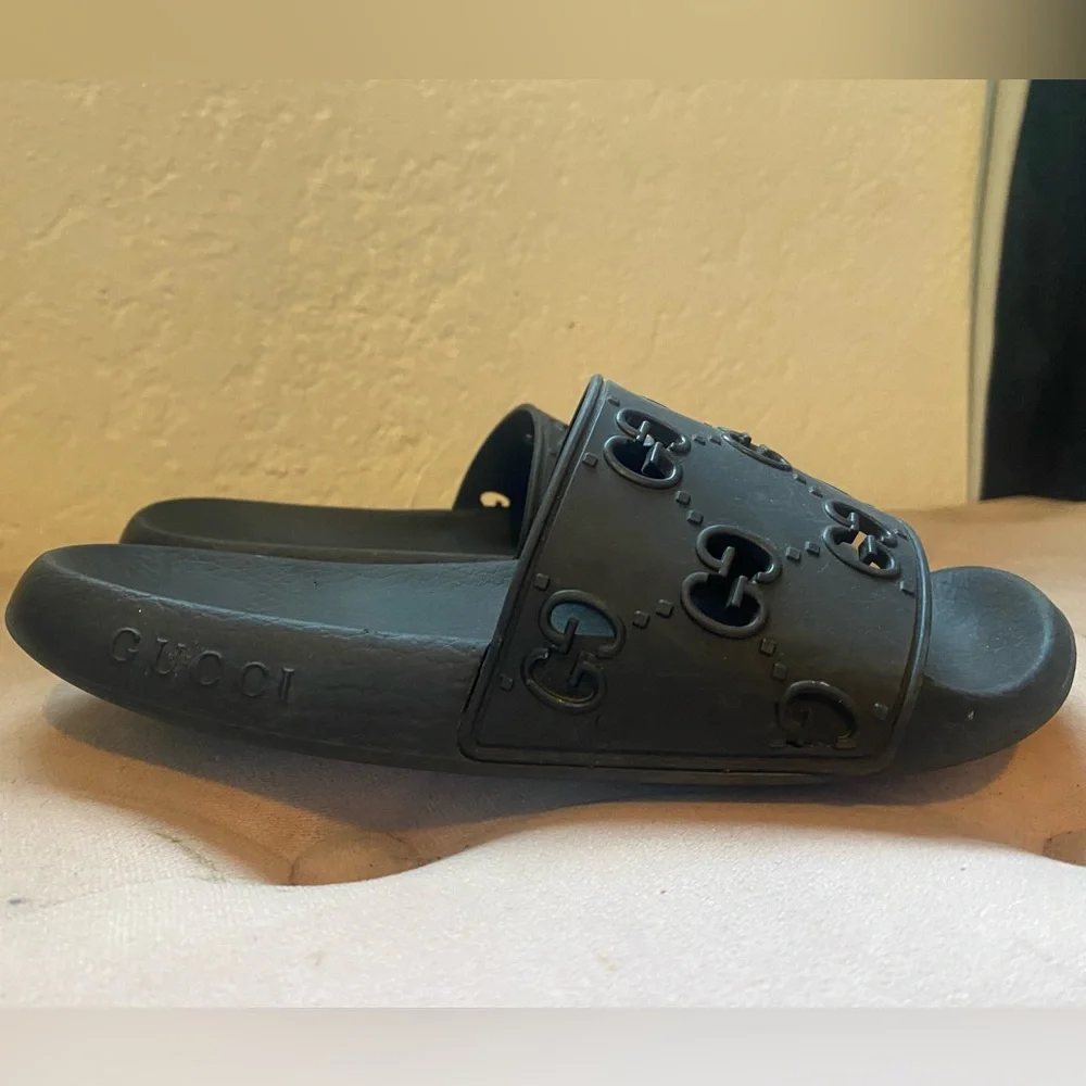 Gucci women’s pursuit GG Slide Sandals - Picture 2 of 7